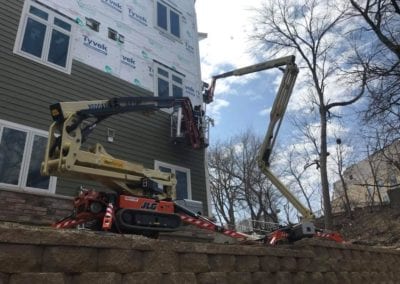 local-roofing-contractor-installing-siding-in-commercial-building